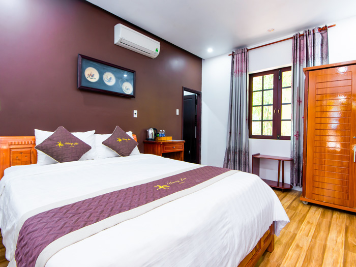 Deluxe Room: King-size bed, Jungle view