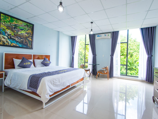Deluxe Room: King-size bed, Jungle View