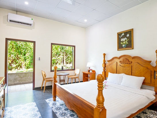 Deluxe Room: King-size bed, Jungle View